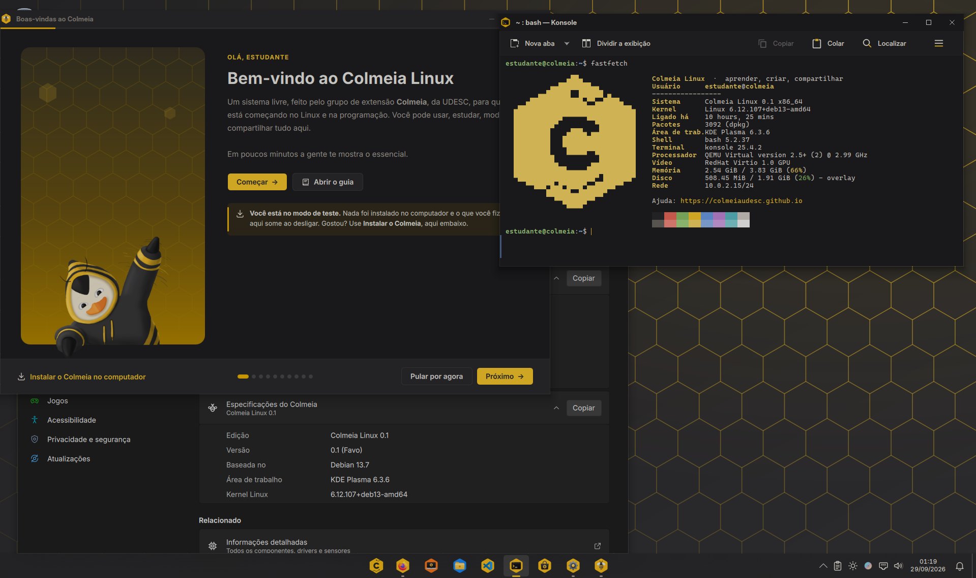 Área de trabalho do Colmeia Linux: tela de boas-vindas com o mascote, terminal mostrando o fastfetch com o logo do Colmeia e as especificações do sistema (Colmeia Linux 0.1, baseado no Debian 13.7, KDE Plasma 6.3.6)
